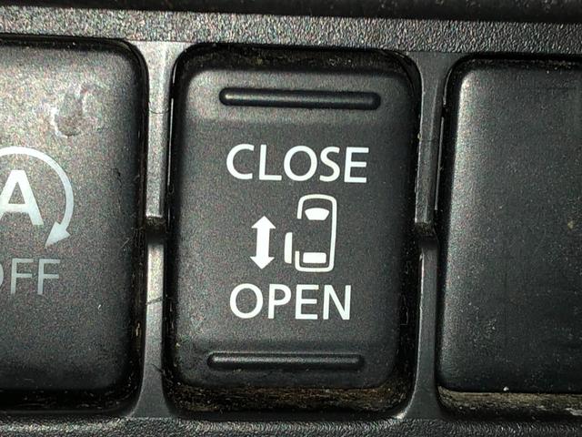 【助手席側パワースライドドア】　後部席の左側がパワースライドドアになっているので乗り降りもラクラクです！