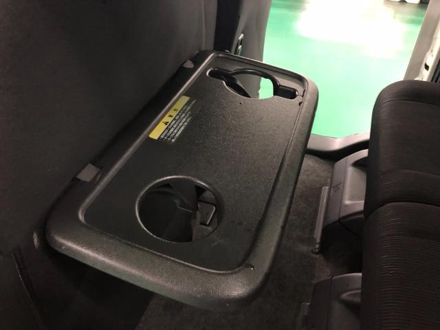 【シートバックテーブル】　助手席の後ろにドリンクホルダー付きのテーブルがついてます！後席でも快適にお過ごしいただけます！
