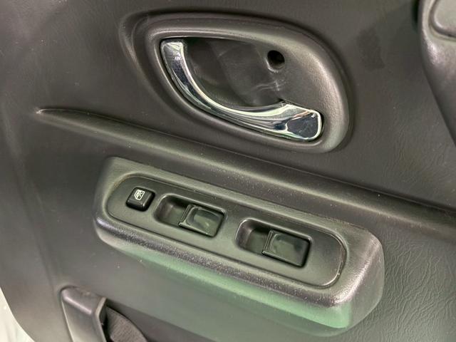 ジムニー ワイルドウインド 4WD ターボ車 フロア4速AT 社外7インチナビ D席シートヒーター ABS エアコン パワステ パワーウィンドウ Wエアバッグ 電動格納ミラー 純正アルミ(25枚目)