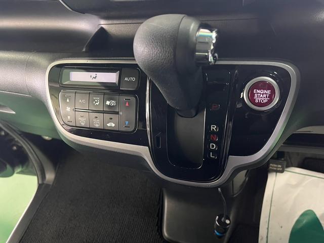 Ｎ－ＢＯＸカスタム Ｇ・Ｌパッケージ　助手席側パワースライドドア　横滑り防止装置　アイドリングストップ　オートエアコン　ベンチシート　ＡＢＳ　ＨＩＤヘッドライト　プッシュスタート　スマートキー　盗難警報装置　電動格納ミラー　純正アルミ（18枚目）