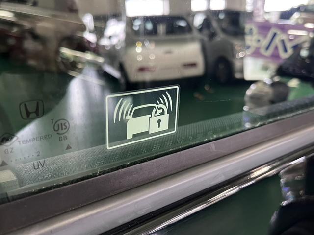 Ｎ－ＢＯＸカスタム Ｇ・Ｌパッケージ　助手席側パワースライドドア　横滑り防止装置　アイドリングストップ　オートエアコン　ベンチシート　ＡＢＳ　ＨＩＤヘッドライト　プッシュスタート　スマートキー　盗難警報装置　電動格納ミラー　純正アルミ（25枚目）