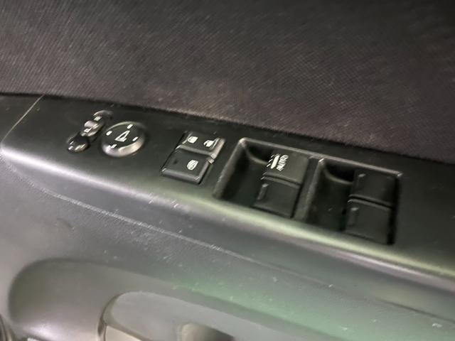 Ｎ－ＢＯＸカスタム Ｇ・Ｌパッケージ　助手席側パワースライドドア　横滑り防止装置　アイドリングストップ　オートエアコン　ベンチシート　ＡＢＳ　ＨＩＤヘッドライト　プッシュスタート　スマートキー　盗難警報装置　電動格納ミラー　純正アルミ（28枚目）