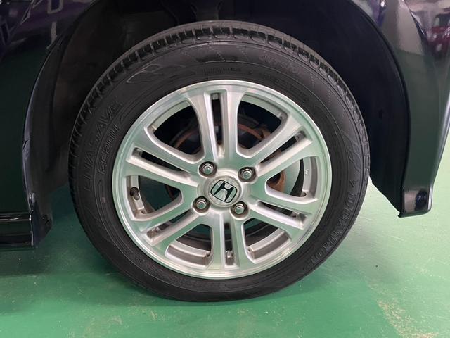 Ｎ－ＢＯＸカスタム Ｇ・Ｌパッケージ　助手席側パワースライドドア　横滑り防止装置　アイドリングストップ　オートエアコン　ベンチシート　ＡＢＳ　ＨＩＤヘッドライト　プッシュスタート　スマートキー　盗難警報装置　電動格納ミラー　純正アルミ（32枚目）