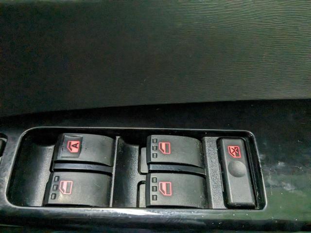 タント カスタムＲＳ　ＳＡ　ターボ車　両側電動スライドドア　アクセル踏み間違い防止装置　横滑り防止装置　エコアイドル　オートエアコン　ベンチシート　ＬＥＤヘッドランプ　プッシュスタート　スマートキー　盗難警報装置　純正アルミ（23枚目）