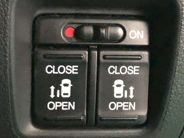 【両側パワースライドドア】　後部席が両側パワースライドドアになっているので乗り降りもラクラクです！