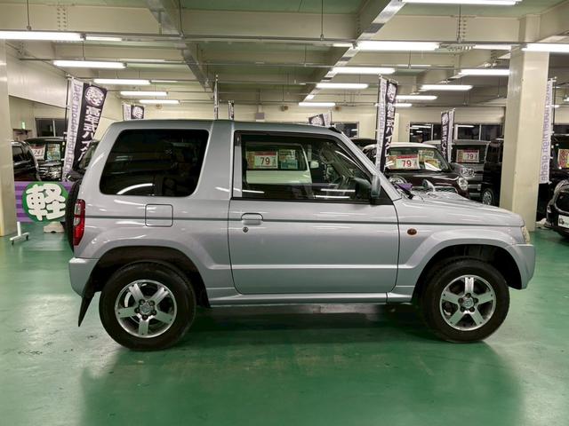 パジェロミニ ＶＲ　４ＷＤ　ターボ車　フロア４速ＡＴ　ＣＤオーディオ　ＡＢＳ　キーレスエントリー　エアコン　パワステ　パワーウィンドウ　Ｗエアバッグ　電動格納ミラー　純正アルミ（10枚目）