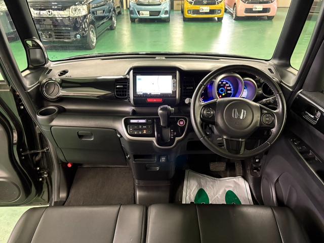 Ｎ－ＢＯＸ＋カスタム Ｇ　ターボＳＳパッケージ　純正メモリーナビ　両側パワスラ　クルーズコントロール　横滑り防止装置　オートエアコン　ＡＢＳ　ＨＩＤヘッドライト　Ｐスタート　スマートキー　盗難警報装置　電動格納ミラー　ＥＴＣ　Ｂカメラ　純正アルミ（21枚目）