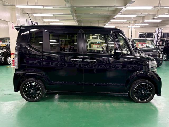 Ｎ－ＢＯＸカスタム Ｇ　ターボＳＳブラックスタイルパッケージ　両側パワースライドドア　衝突被害軽減ブレーキ　横滑り防止装置　アイドリングストップ　オートエアコン　前席シートヒーター　ＨＩＤ　プッシュスタート　スマートキー　盗難警報装置　純正アルミ（10枚目）