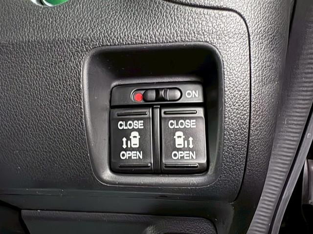 Ｎ－ＢＯＸカスタム Ｇ　ターボＳＳブラックスタイルパッケージ　両側パワースライドドア　衝突被害軽減ブレーキ　横滑り防止装置　アイドリングストップ　オートエアコン　前席シートヒーター　ＨＩＤ　プッシュスタート　スマートキー　盗難警報装置　純正アルミ（21枚目）