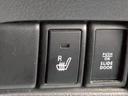 【シートヒーター】　こちらのボタンを押していただくとシートを温めてくれるので寒いときでも快適にお過ごしいただけます！