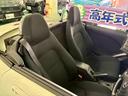 アクティブトップ　電動オープントップ　ターボ車　フロア５速ＭＴ　ＣＤオーディオ　運転席・助手席シートヒーター　ＡＢＳ　キーレスエントリー　エアコン　パワステ　パワーウィンドウ　Ｗエアバッグ　純正アルミ（23枚目）