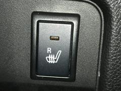 【運転席シートヒーター】　こちらのボタンを押していただくとシートを温めてくれるので寒いときでも快適にお過ごしいただけます！ 5