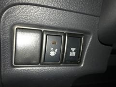 【運転席シートヒーター】　こちらのボタンを押していただくとシートを温めてくれるので寒いときでも快適にお過ごしいただけます！ 4