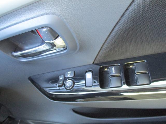 ワゴンＲスティングレー Ｘ　４ＷＤ／プッシュスタートエンジン／スマートキー／ベンチシート／アイドリングストップ／ナビ／ＴＶ／オートライト／電格ドアミラー／ハンドルスイッチ／シートヒーター／フロアマット／ドアバイザー／ＨＩＤ（30枚目）