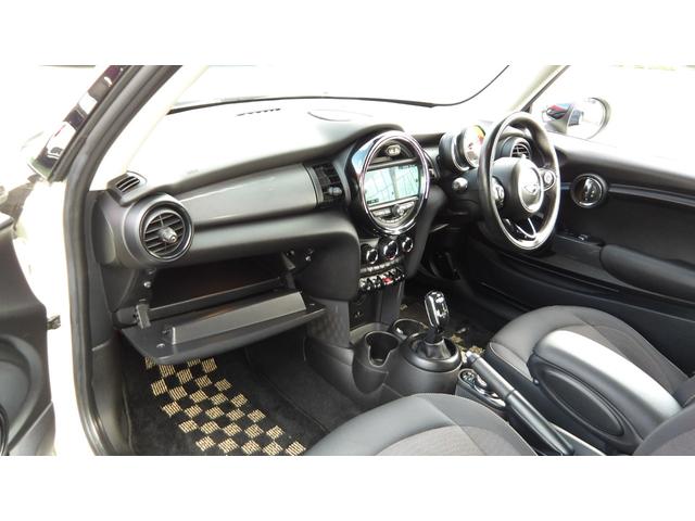 ＭＩＮＩ クーパー　／禁煙車／後期モデル／インテリジェントセーフティ／コンフォートアクセス／タッチパネル純正ナビ／Ｂｌｕｅｔｏｏｔｈ／バックカメラ／ソナー／スマートキー／オートＬＥＤ／ＬＥＤフォグ／純正１５インチＡＷ／（14枚目）