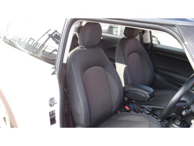 ＭＩＮＩ クーパー　／禁煙車／後期モデル／インテリジェントセーフティ／コンフォートアクセス／タッチパネル純正ナビ／Ｂｌｕｅｔｏｏｔｈ／バックカメラ／ソナー／スマートキー／オートＬＥＤ／ＬＥＤフォグ／純正１５インチＡＷ／（15枚目）