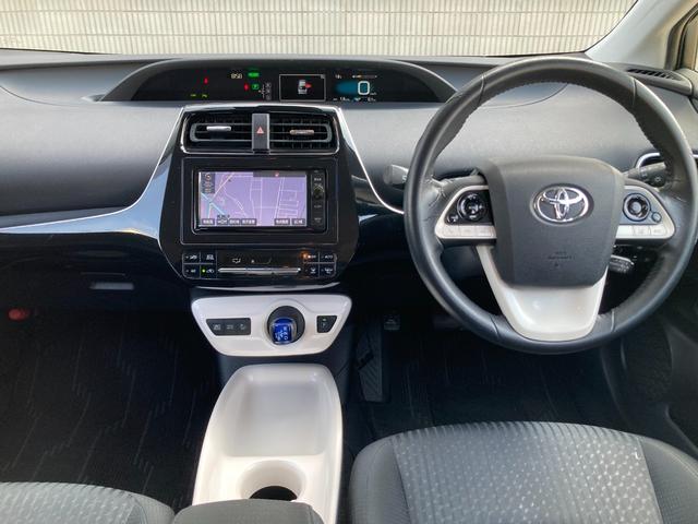 プリウス Ａ　純正ナビ　フルセグ　ＥＴＣ　トヨタセーフティセンス　衝突被害軽減ブレーキ　ブラインドスポットモニタ　ヘッドアップディスプレイ　レーンディパーチャーアラート　パーキングアシスト　オートマチックハイビーム（5枚目）