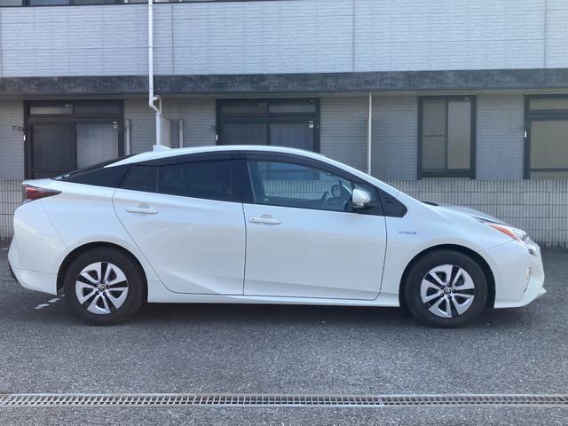 プリウス Ａ　純正ナビ　フルセグ　ＥＴＣ　トヨタセーフティセンス　衝突被害軽減ブレーキ　ブラインドスポットモニタ　ヘッドアップディスプレイ　レーンディパーチャーアラート　パーキングアシスト　オートマチックハイビーム（29枚目）