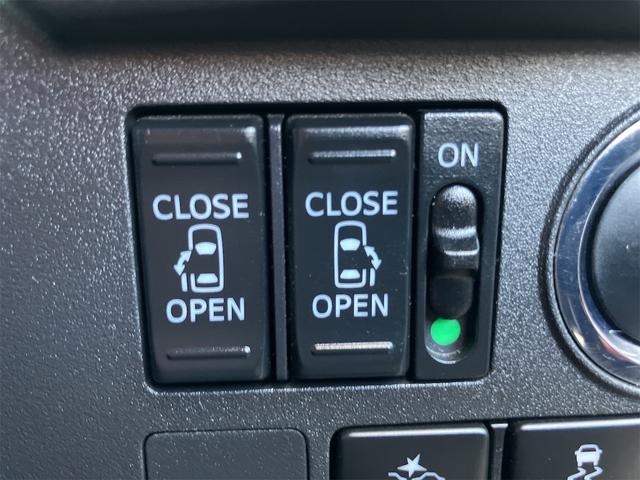 両側電動スライドドア装備！運転席よりボタン一つで開閉可能でございます。