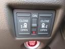 電動スライドドア装備♪ボタン一つで楽々開閉!特に小さなお子さんがおられる方にはお勧めの装備!センサー装備ですので手を挟んだりする危険もありません!又、坂道での重たいドアの開閉もこの機能で問題解決!