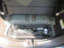 ラゲッジスペース下部にも掘り込み式の収納が☆車載常備品等の収納にどうぞ♪