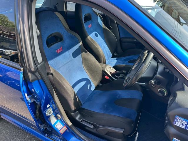 インプレッサ ＷＲＸ　ＳＴｉ　４ＷＤ　６速ＭＴ　ＳＴｉマフラー　リミッターカット　ＥＴＣ　ナビ　アルミホイール　キーレスエントリー　電動格納ミラー　衝突安全ボディ　ＡＢＳ　エアコン　パワーステアリング　パワーウィンドウ（9枚目）