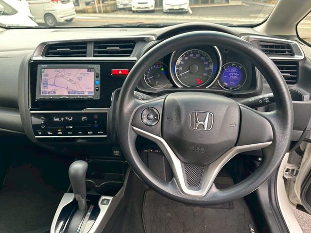 フィット １３Ｇ・Ｆパッケージ　ファインエディション　４ＷＤ　ＥＴＣ　バックカメラ　ナビ　ＴＶ　アルミホイール　スマートキー　アイドリングストップ　シートヒーター　フルフラット　ＣＶＴ　盗難防止システム　衝突安全ボディ　ＡＢＳ　ＥＳＣ（3枚目）