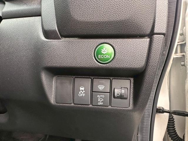 フィット １３Ｇ・Ｆパッケージ　ファインエディション　４ＷＤ　ＥＴＣ　バックカメラ　ナビ　ＴＶ　アルミホイール　スマートキー　アイドリングストップ　シートヒーター　フルフラット　ＣＶＴ　盗難防止システム　衝突安全ボディ　ＡＢＳ　ＥＳＣ（8枚目）