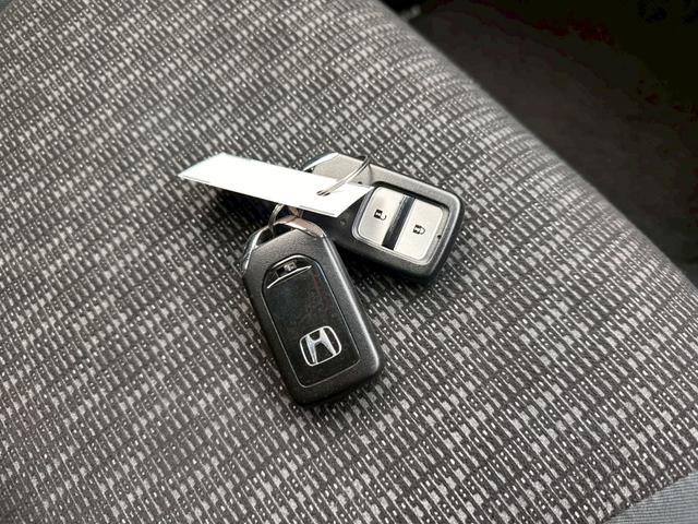 フィット １３Ｇ・Ｆパッケージ　ファインエディション　４ＷＤ　ＥＴＣ　バックカメラ　ナビ　ＴＶ　アルミホイール　スマートキー　アイドリングストップ　シートヒーター　フルフラット　ＣＶＴ　盗難防止システム　衝突安全ボディ　ＡＢＳ　ＥＳＣ（11枚目）