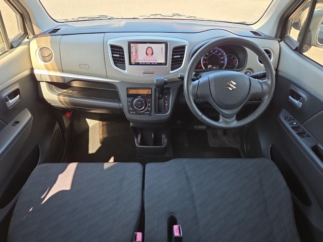 ワゴンＲ ＦＸリミテッド　ナビ　ＴＶ　スマートキー　アイドリングストップ　電動格納ミラー　ベンチシート　ＣＶＴ　盗難防止システム　ＡＢＳ　ＣＤ　ＵＳＢ　アルミホイール　衝突安全ボディ　エアコン　パワーステアリング（3枚目）