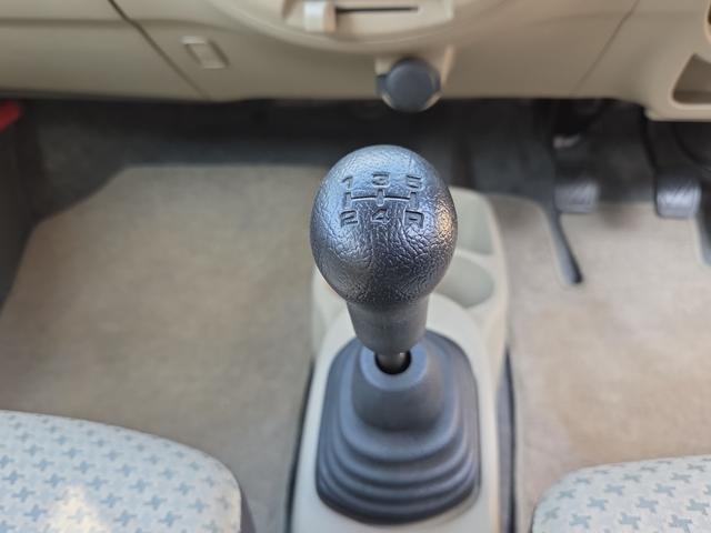 アルト Ｆ　４ＷＤ　５ＭＴ　キーレスエントリー　盗難防止システム　ＡＢＳ　ＣＤ　アルミホイール　衝突安全ボディ　エアコン　パワーステアリング（7枚目）
