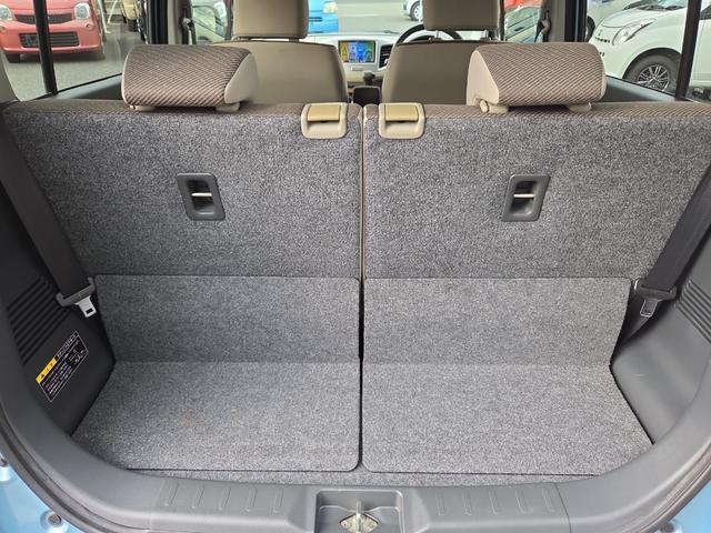 コンパクトながら普段のお買い物や通勤、送迎等に十分なスペースを確保しております！４人乗車時もしっかり荷物が積めそうですね！