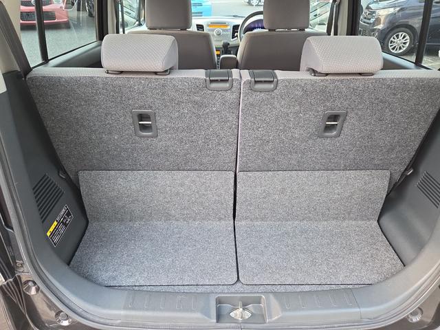 コンパクトながら普段のお買い物や通勤、送迎等に十分なスペースを確保しております！４人乗車時もしっかり荷物が積めそうですね！