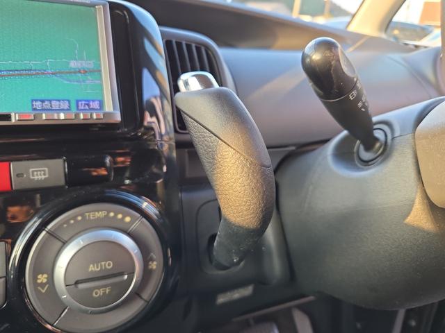 コラムシフトがいい味出してます☆ハンドルに近く素早い操作が可能。運転により集中できます。