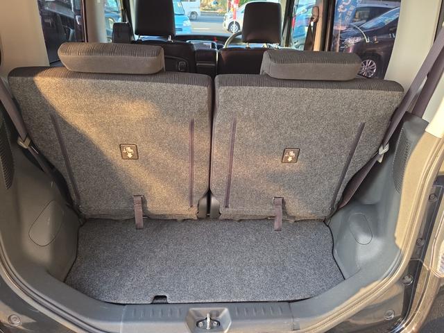 コンパクトながら普段のお買い物や通勤、送迎等に十分なスペースを確保しております！４人乗車時もしっかり荷物が積めそうですね！