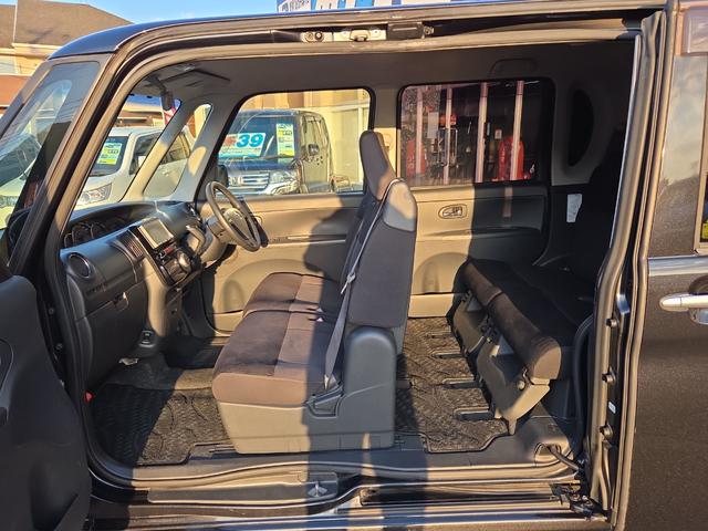 後部座席はスライドドアになっているので、狭い駐車場でも乗り降りラクチン☆