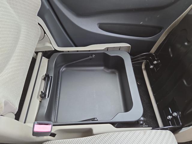 ワゴンＲ ＦＸ　アイドリングストップ　電動格納ミラー　ベンチシート　ＣＶＴ　盗難防止システム　ＡＢＳ　ＣＤ　アルミホイール　衝突安全ボディ　エアコン　パワーステアリング　パワーウィンドウ　運転席エアバッグ（10枚目）