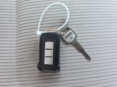 スマートキーシステム＆プッシュエンジンスタートシステム、エンジン始動・停止をワンタッチで行え、キーのロックまでドアノブに触れる事でワンタッチ操作で行うことが出来ます☆ 7