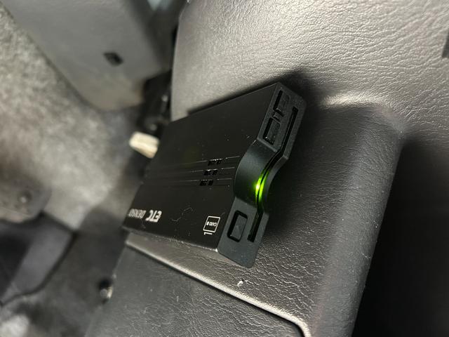 ジムニー ワイルドウインド　ルーフキャリア　ＥＴＣ　専用カバー付き背面タイヤ　フォグランプ　シートヒーター　ターボ　ミラーヒーター　４速ＡＴ　キーレス　ナビ　フルセグＴＶ　純正１６インチアルミホイール（3枚目）