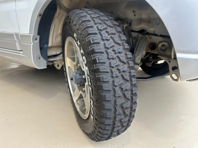 ジムニー ワイルドウインド　ルーフキャリア　ＥＴＣ　専用カバー付き背面タイヤ　フォグランプ　シートヒーター　ターボ　ミラーヒーター　４速ＡＴ　キーレス　ナビ　フルセグＴＶ　純正１６インチアルミホイール（19枚目）