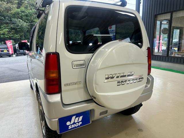 ジムニー ワイルドウインド　ルーフキャリア　ＥＴＣ　専用カバー付き背面タイヤ　フォグランプ　シートヒーター　ターボ　ミラーヒーター　４速ＡＴ　キーレス　ナビ　フルセグＴＶ　純正１６インチアルミホイール（28枚目）