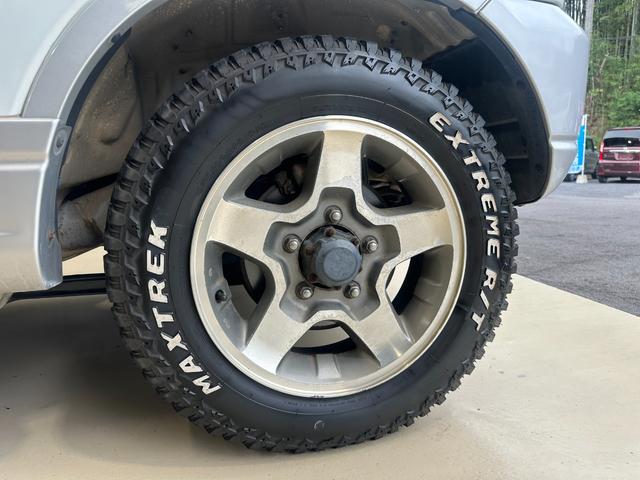 ジムニー ワイルドウインド　ルーフキャリア　ＥＴＣ　専用カバー付き背面タイヤ　フォグランプ　シートヒーター　ターボ　ミラーヒーター　４速ＡＴ　キーレス　ナビ　フルセグＴＶ　純正１６インチアルミホイール（29枚目）