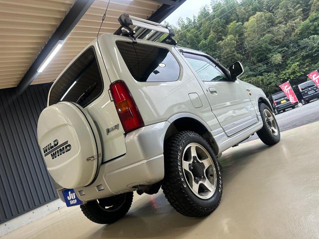 ジムニー ワイルドウインド　ルーフキャリア　ＥＴＣ　専用カバー付き背面タイヤ　フォグランプ　シートヒーター　ターボ　ミラーヒーター　４速ＡＴ　キーレス　ナビ　フルセグＴＶ　純正１６インチアルミホイール（36枚目）