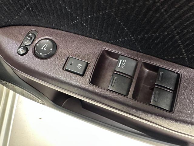 Ｎ－ＯＮＥ プレミアム・Ｌパッケージ　１年保証　走行無制限　純正ナビ　Ｂｌｕｅｔｏｏｔｈオーディオ　ワンセグＴＶ　ＥＴＣ　ＨＩＤヘッドライト　オートライト　アイドリングストップ　フォグランプ　プッシュスタート　スマートキー　アルミホイール（11枚目）