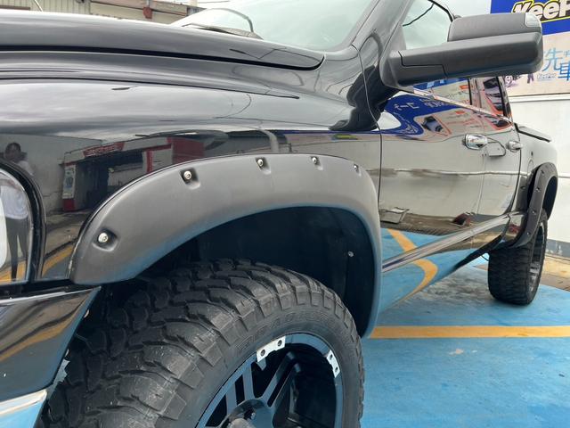 ダッジ・ラム ララミー　１５００　クワッドキャブ　４ＷＤ　リフトアップ　ヘッドライト＆フォグ新品　　大型ミラー　ハードトノカバー　ワイドフェンダー　実走行（4枚目）