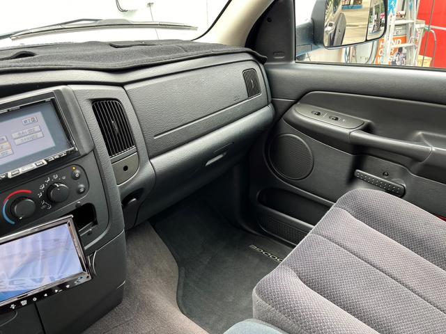 ダッジ・ラム ララミー　１５００　クワッドキャブ　４ＷＤ　リフトアップ　ヘッドライト＆フォグ新品　　大型ミラー　ハードトノカバー　ワイドフェンダー　実走行（14枚目）