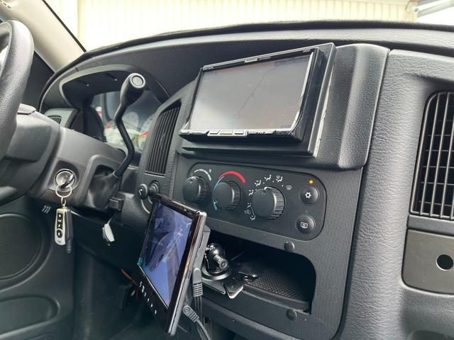 ダッジ・ラム ララミー　１５００　クワッドキャブ　４ＷＤ　リフトアップ　ヘッドライト＆フォグ新品　　大型ミラー　ハードトノカバー　ワイドフェンダー　実走行（15枚目）