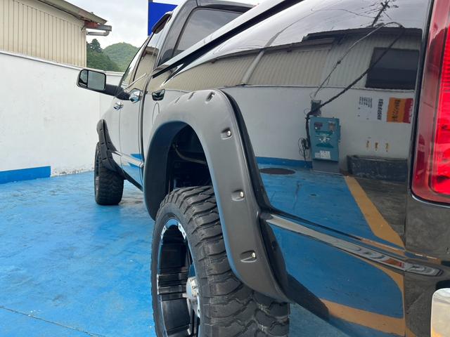 ダッジ・ラム ララミー　１５００　クワッドキャブ　４ＷＤ　リフトアップ　ヘッドライト＆フォグ新品　　大型ミラー　ハードトノカバー　ワイドフェンダー　実走行（45枚目）