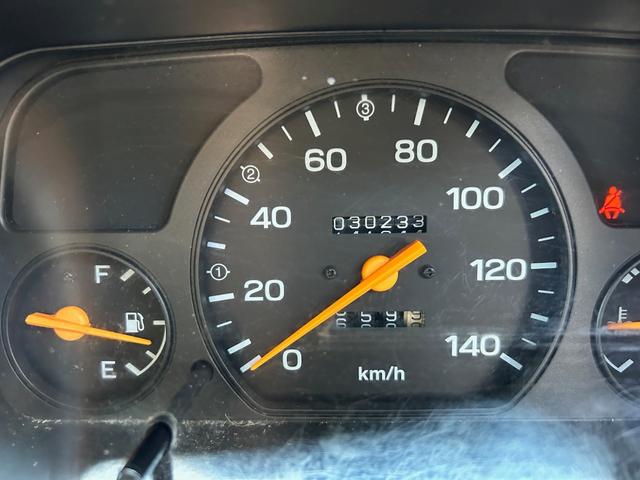 サンバートラック ＴＣ－ＳＣ　５ＭＴ　スーパーチャージャー　距離３００００キロ！　切り替え４ＷＤ　パワステ　エアコン　ＡＢＳ　エアバック　革調シートカバー（10枚目）