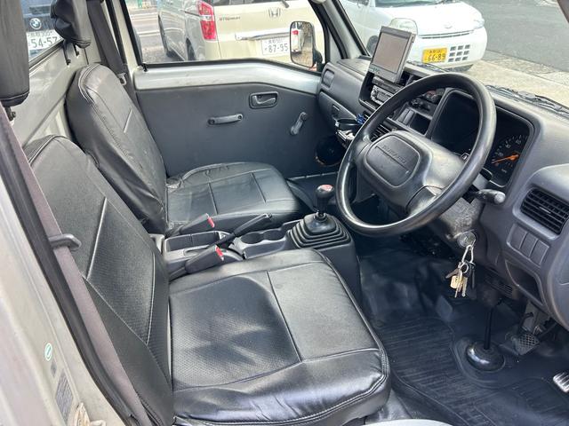 サンバートラック ＴＣ－ＳＣ　５ＭＴ　スーパーチャージャー　距離３００００キロ！　切り替え４ＷＤ　パワステ　エアコン　ＡＢＳ　エアバック　革調シートカバー（11枚目）